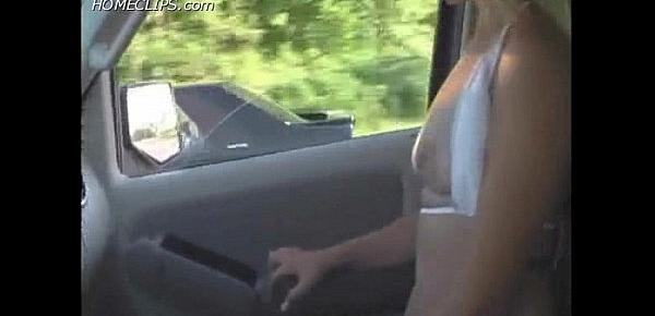  rubia exhibicionista en el auto con su novio